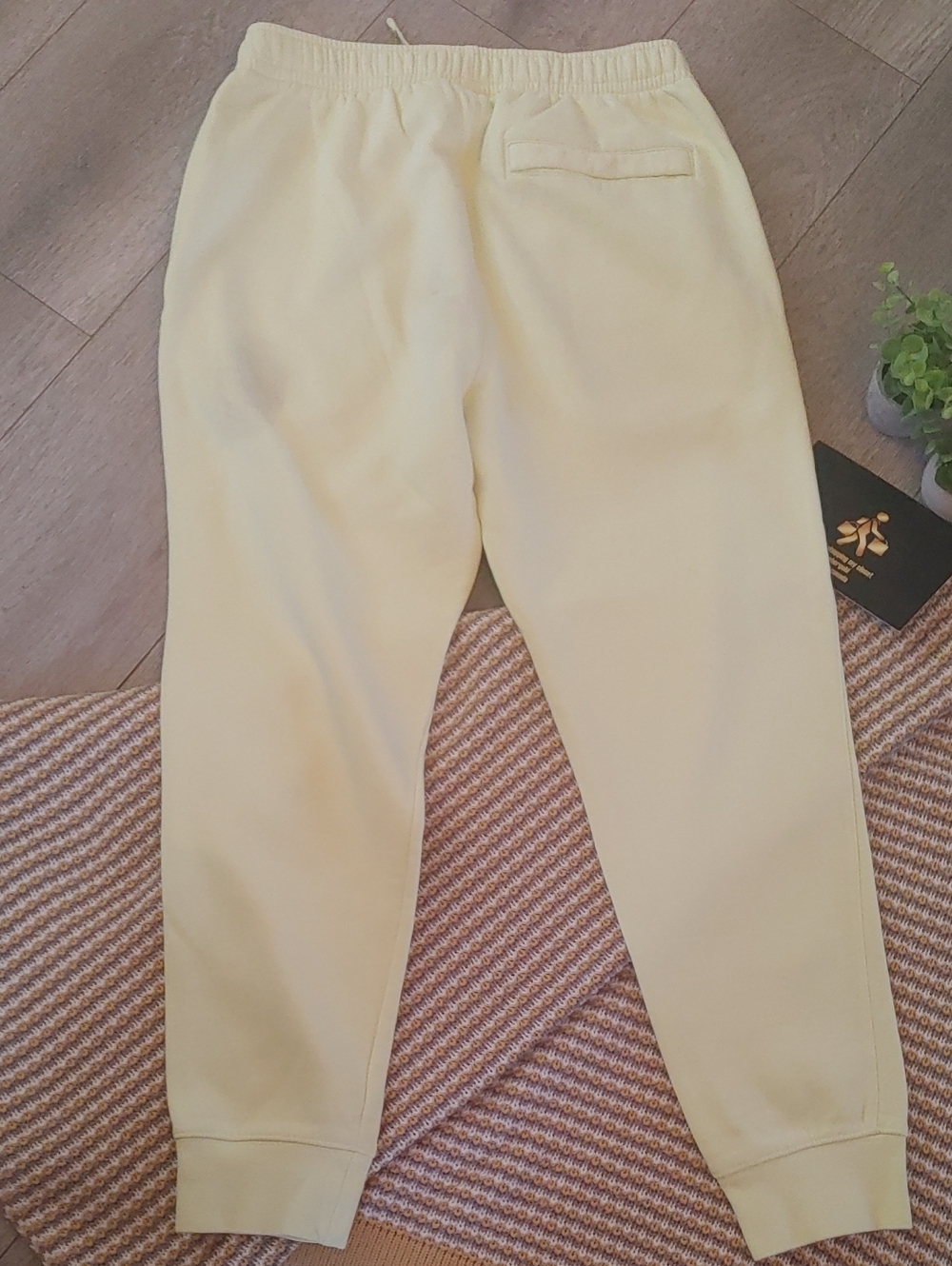 Nike l Ladies l Pale Yellow Fleece Joggers l Medium